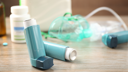 Inhalatoren und Vernebler und Medikamente im Hintergrund