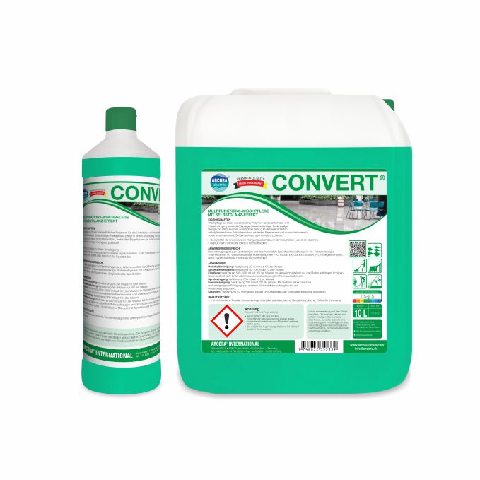 Zwei Gebinde von Arcora CONVERT MULTIFUNKTIONS-WISCHPFLEGE MIT SELBSTGLANZ-EFFEKT der Arcora International GmbH - eine hohe Flasche und ein großer Kanister - sind mit Etiketten-Symbolen versehen, die die Vorteile der multifunktionalen Bodenreinigung und des Selbstglanzes hervorheben.