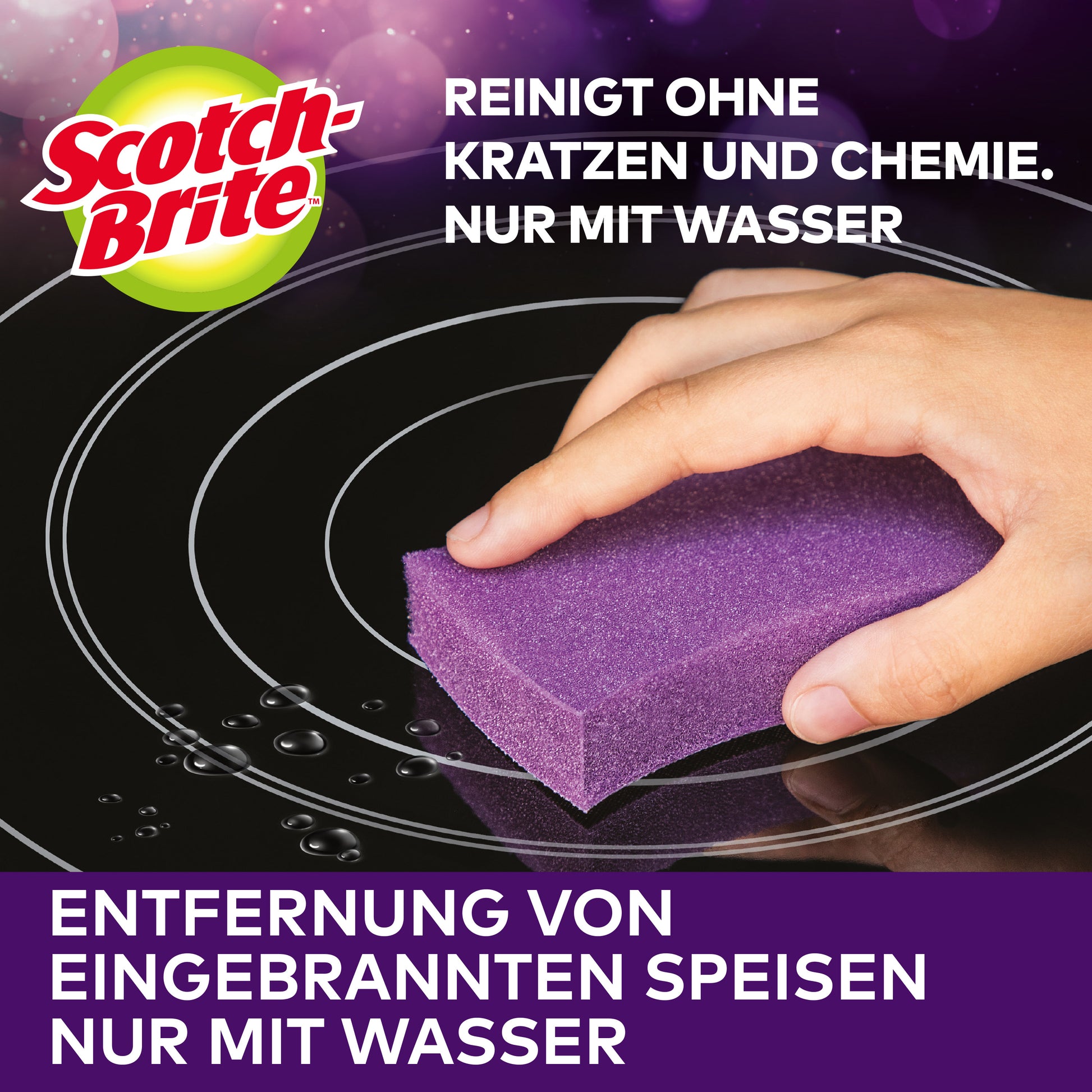 Eine Hand reinigt ein Kochfeld mit dem lila Scotch-Brite™ Glaskeramik-Reinigungsschwamm von 3M Deutschland GmbH. Die Reinigung gelingt ganz ohne Kratzer oder Chemie - hartnäckige Verschmutzungen werden nur mit Wasser entfernt. Die Packung enthält 3 Stück.