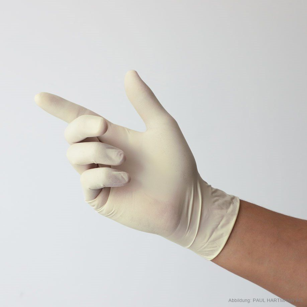 Die Hand einer Person, die Hartmann Peha-soft Latex Comfort Einweg-Untersuchungshandschuhe der Paul Hartmann AG trägt, ist vor einem hellen Hintergrund mit ausgestrecktem Zeigefinger und gekrümmten anderen Fingern zu sehen, was Schutz und Komfort betont.