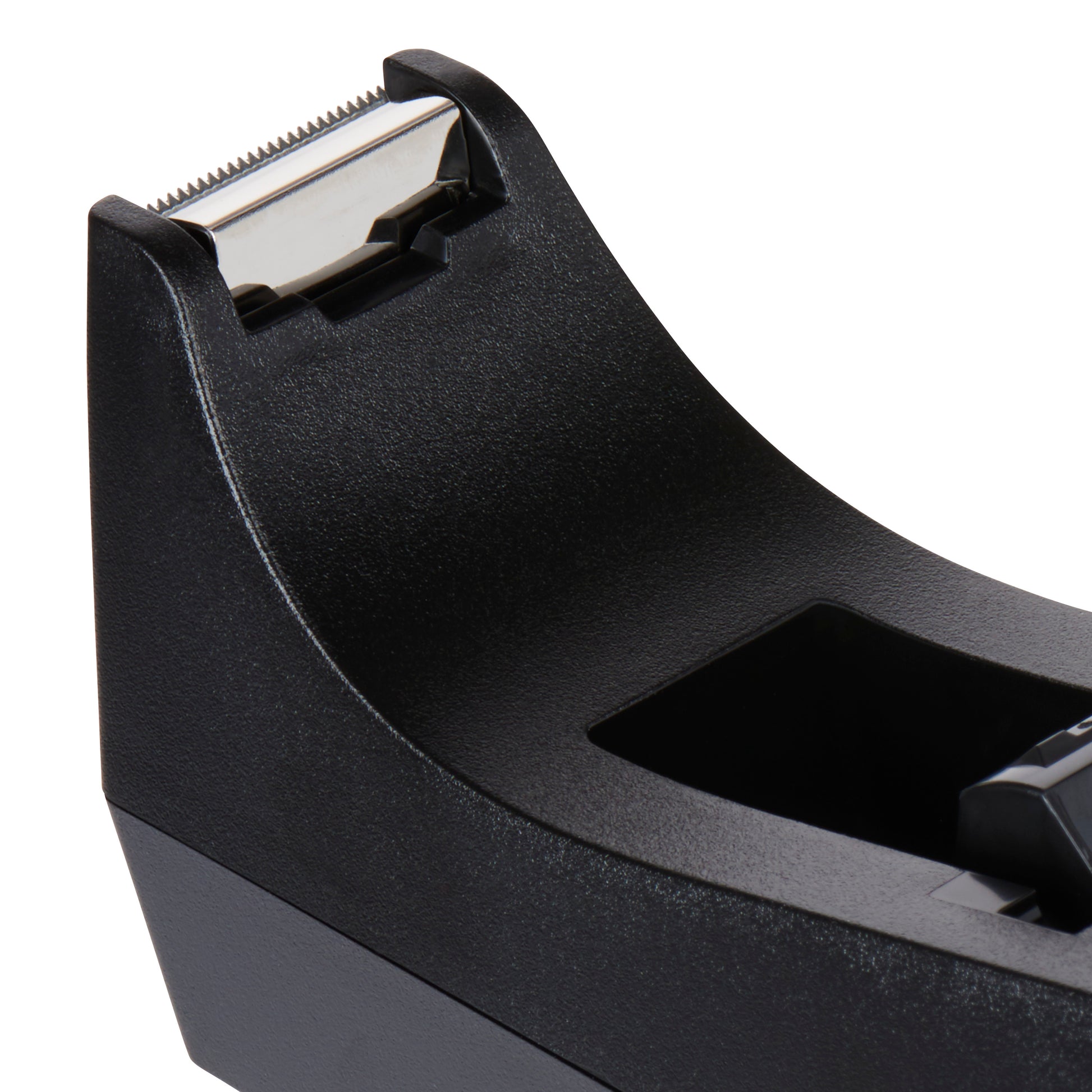 Nahaufnahme des Scotch™ Schreibtisch-Klebebandabrollers C38 von 3M Deutschland GmbH in Schwarz, die die gezackte Metallklinge und den leeren Spulenbereich zeigt. Die Packung enthält 1 Abroller.