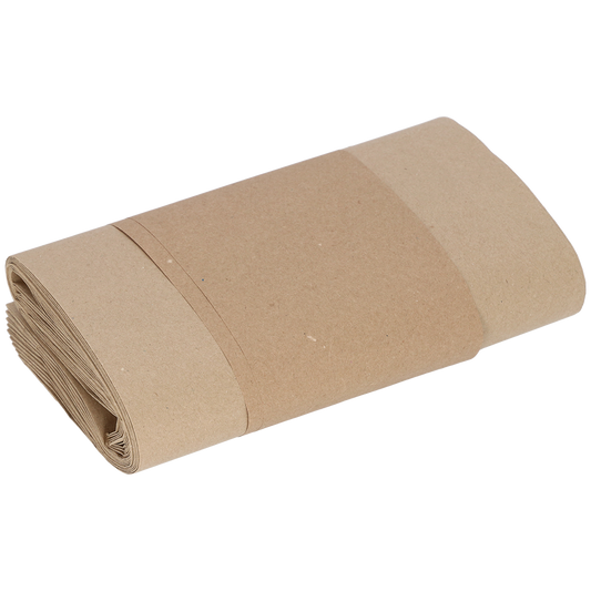 Ein sauber aufgerollter Stapel von EMIL DEISS KG (GmbH + Co.) DEISS 7052 - 21+15,5x36 cm, 80 g/m², 1-lagige Kartonrollen (100 Stück), gesichert mit einem Papierband, auf weißem Hintergrund.