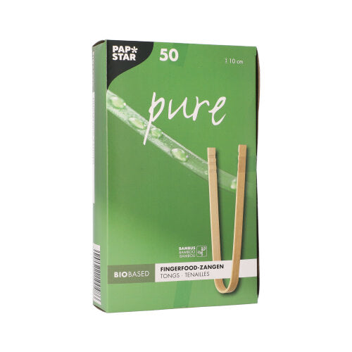 In einer grünen „pure“ PAPSTAR-Box sind 50 umweltfreundliche Fingerfoodzangen aus Bambus mit einer Länge von jeweils 10 cm enthalten; gekennzeichnet als biobasiert und umweltfreundlich, von der PAPSTAR GmbH.