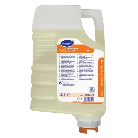 Eine 4 l Kartusche Clax Revoflow Calcsoft 13X1 Wasserhärtebinder von Diversey Deutschland GmbH & Co. OHG hat ein orangefarbenes Etikett, eine weiße Kappe und durchsichtige Bereiche mit hellgelber Flüssigkeit; auf der Vorderseite sind Produktinformationen angegeben.