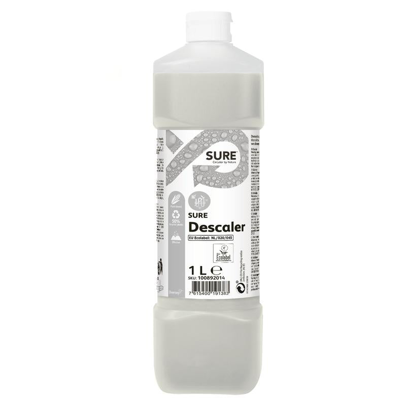 Eine 1-Liter-Plastikflasche SURE Descaler, Entkalker von Diversey Deutschland GmbH & Co. OHG verfügt über einen weißen Deckel und ein überwiegend weißes Etikett mit grauen Akzenten, Produktinformationen und umweltfreundlichen Symbolen – ideal für professionelle Reinigungsanforderungen.