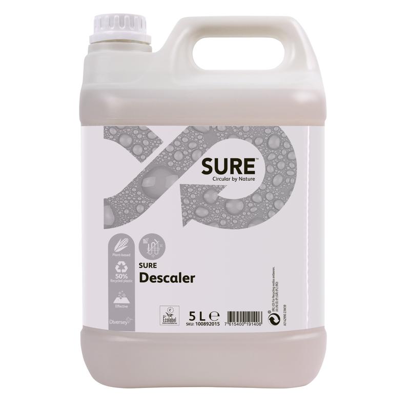 Ein weißer 5-Liter-Kunststoffbehälter mit SURE Entkalker, Entkalker von Diversey Deutschland GmbH & Co. OHG, mit Schraubverschluss, Blasendesign, umweltfreundlichem Etikett und geeignet für professionelle Reinigungsanforderungen auf der Vorderseite.