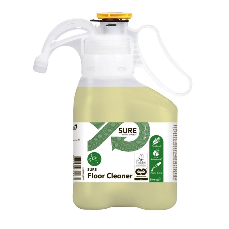Eine Kunststoffflasche mit SURE Floor Cleaner, Fußbodenreiniger von Diversey Deutschland GmbH & Co. OHG, teilweise gefüllt mit hellgelber Flüssigkeit, ist mit einem weiß-grünen Etikett versehen, das die pflanzliche, biologisch abbaubare Formel und die Öko-Zertifizierung hervorhebt.