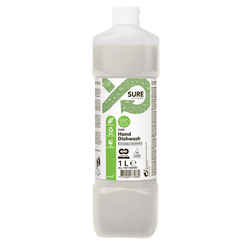 Eine 1-Liter-Kunststoffflasche SURE Hand Dishwash, Handgeschirrspülmittel von Diversey Deutschland GmbH & Co. OHG verfügt über einen weißen Verschluss und ein weiß-grünes Etikett, das auf „umweltfreundliche“, pflanzliche Inhaltsstoffe und effektive Fettentfernung hinweist.