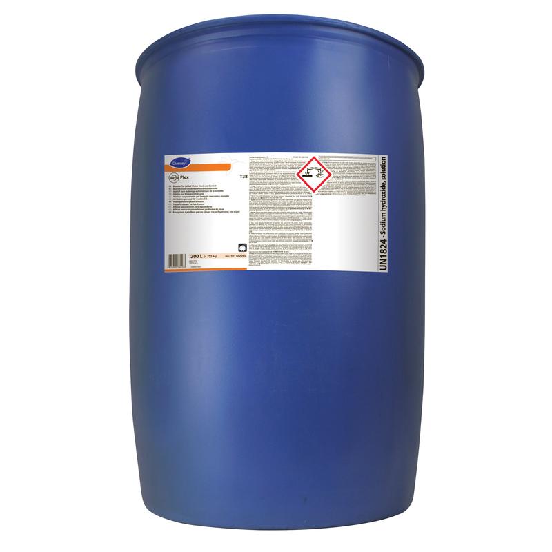 Ein großes blaues Kunststofffass mit der Aufschrift „Diversey Suma Plex T38, Wasserhärtebinder“ der Diversey Deutschland GmbH & Co. OHG weist Gefahrensymbole auf, darunter eine Warnung vor Ätzwirkung, und steht aufrecht vor einem schlichten weißen Hintergrund.