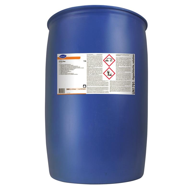 Ein großes blaues Industrie-Kunststofffass mit der Aufschrift „Diversey Suma Des T30, Bleichkomponente von Diversey Deutschland GmbH & Co. OHG“ zeigt Sicherheitsgefahrensymbole und Text, der auf gefährliche Inhalte hinweist, aufrecht vor einem weißen Hintergrund.