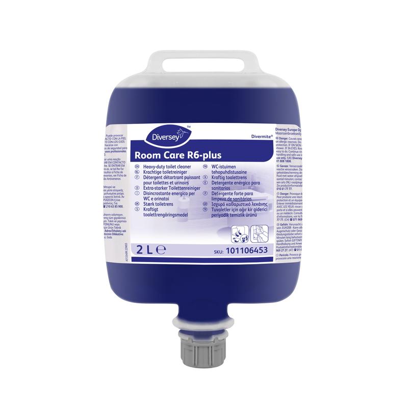 Ein 2-Liter-Beutel von Diversey Room Care R6 plus Hochleistungs-Toilettenreiniger Konzentrat von Diversey Deutschland GmbH & Co. OHG, mit mehrsprachiger Info und integriertem Ausgießer für effektive Reinigung.