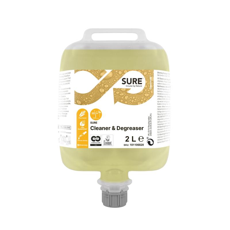 Ein 2-Liter-SURE Cleaner & Degreaser Fettlöser von Diversey Deutschland GmbH & Co. OHG, für wasserfeste Oberflächen, verfügt über einen oberen Griff, eine untere Ausgabedüse, ein Infoetikett mit Symbolen und eine gelbe Flüssigkeit, die im durchsichtigen Behälter sichtbar ist.