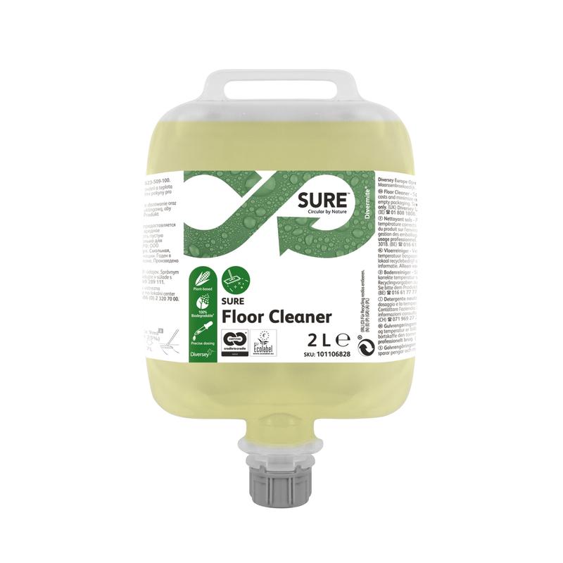 Ein 2-Liter-Kunststoffbehälter von SURE Floor Cleaner, Fußbodenreiniger von Diversey Deutschland GmbH & Co. OHG, mit Produktangaben, Gebrauchsanweisung, Green Nature Grafik, darunter ein sicherer Spenderverschluss; Rezeptur ist pflanzenbasiert, biologisch abbaubar.