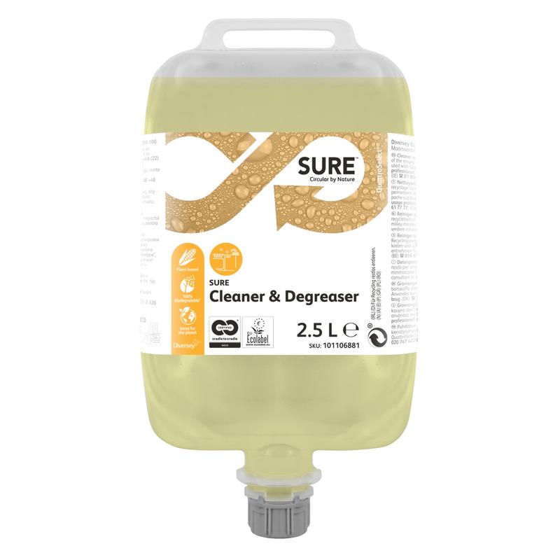 Ein 2,5-Liter-Behälter SURE Cleaner & Degreaser, Fettlöser für wasserfeste Oberflächen von Diversey Deutschland GmbH & Co. OHG, mit gelber Flüssigkeit, Produktinformationen und Zertifizierungen auf dem Etikett, dem oberen Griff und dem unteren Auslauf.