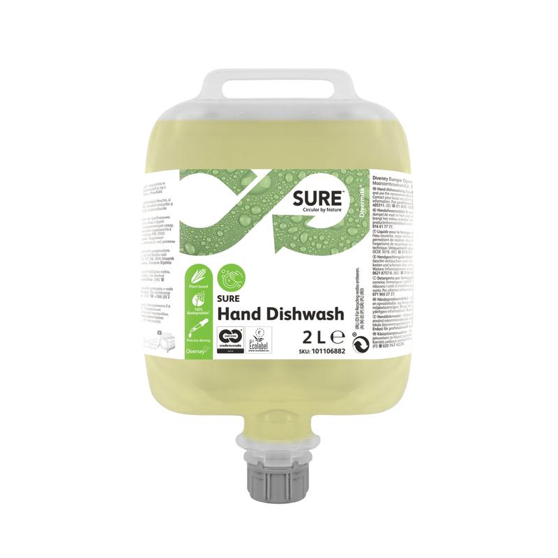 Ein transparenter 2-Liter-Behälter SURE Hand Dishwash von Diversey Deutschland GmbH & Co. OHG mit Griff, grauer Dosierkappe und einem Etikett mit Produktinformationen, Anwendungssymbolen und Zertifizierungslogos.