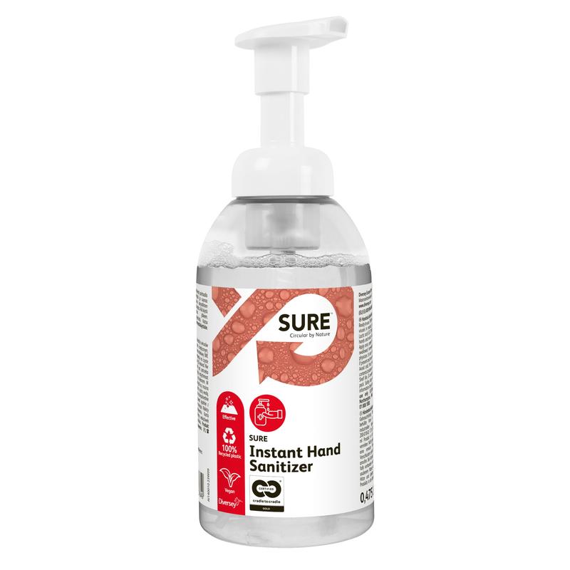 Eine durchsichtige Pumpflasche mit der Aufschrift „SURE Instant Hand Sanitizer, Händedesinfektion“ von Diversey Deutschland verfügt über ein rot-weißes Branding, Symbole für recycelbare Verpackungen und hebt die 100 % pflanzlichen Inhaltsstoffe für eine wirksame Keimkontrolle hervor.
