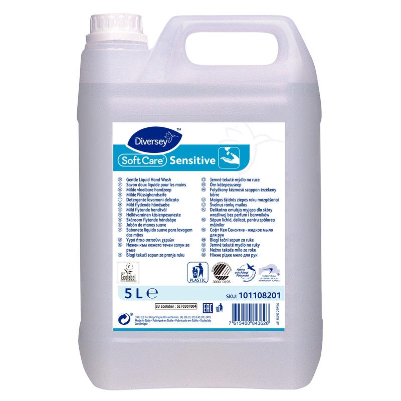Ein 5-Liter-Kunststoffbehälter mit der Flüssighandseife Soft Care Sensitive der Diversey Deutschland GmbH & Co. OHG, speziell für empfindliche Haut, mit weißem Deckel und mehrsprachigem Etikett. Perfekt für die sanfte Reinigung und die tägliche Anwendung.