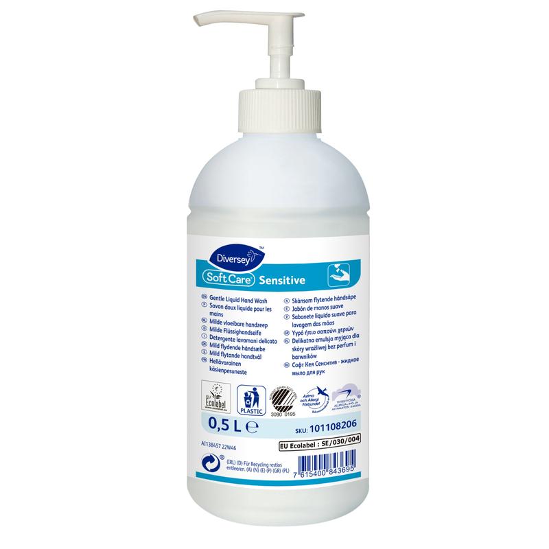 Eine 500-ml-Flasche Diversey Soft Care Sensitive Milde Handwaschlotion ohne Parfüm und Farbstoffe von Diversey Deutschland GmbH & Co. OHG, mit Pumpspender, weißem Etikett mit blauen Akzenten und mehrsprachigen Produktdetails.