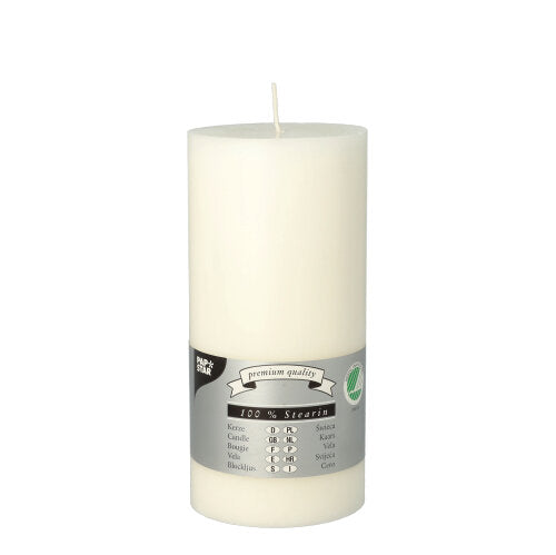 Die PAPSTAR Stumpenkerze Ø 70 mm, 150 mm der PAPSTAR GmbH ist eine große, weiß durchgefärbte Kerze mit einem Docht, die mit einem grauen Band gekennzeichnet ist und auf die Herstellung aus 100 % Stearin hinweist sowie die Brenndauer in mehreren Sprachen angibt.