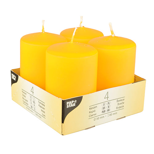 Vier Starpak Stumpenkerzen „Ivory“ (Ø 50 mm, 80 mm, flache Oberseite) sind in einem Kartonhalter mit der Aufschrift „Starpak“ angeordnet. Die mehrsprachige Verpackung hebt die Qualität des Wachses hervor und weist deutlich darauf hin, dass sich in der Packung vier Kerzen befinden.