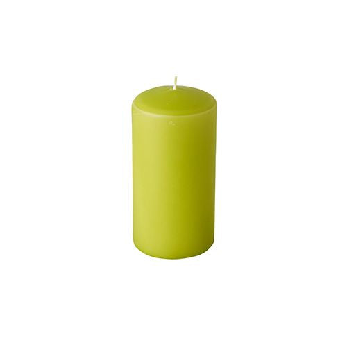 Eine grüne Starpak 8 Stumpenkerzen-Stumpenkerze (Ø 50 mm · 100 mm) mit flacher Spitze und kurzem weißen Docht steht aufrecht vor einem schlichten weißen Hintergrund.