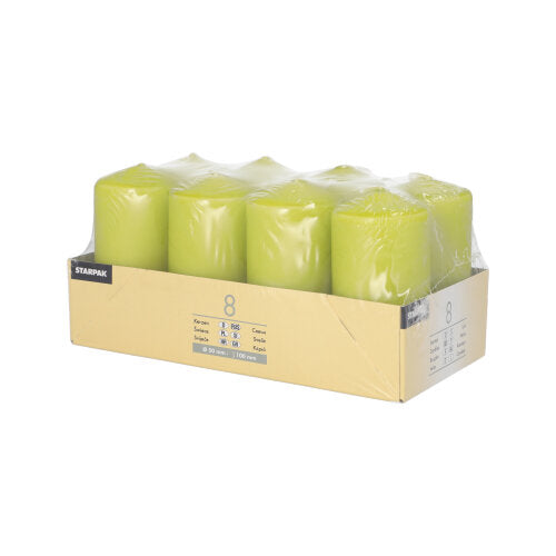 Acht grüne Starpak 8 Stumpenkerzen Ø 50 mm · 100 mm Kerzen sind in zwei Reihen angeordnet, in einer braunen Kartonschale verpackt, die mit durchsichtiger Plastikfolie überzogen ist und auf der Vorderseite ein Starpak-Etikett mit Produktdetails aufweist.