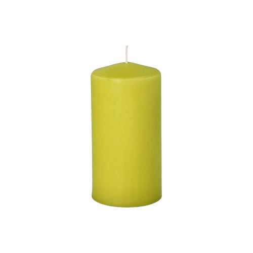 Eine einzelne, unbeleuchtete, limettengrüne Starpak 8 Stumpenkerzen Ø 50 mm · 100 mm Stumpenkerze aus hochwertigem Wachs mit einem zentrierten weißen Docht steht aufrecht auf einem schlichten weißen Hintergrund – ideal für eine gemütliche Atmosphäre.