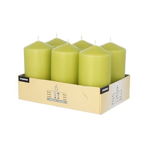 Ein beiges Kartontablett fasst sechs Starpak 6 Stumpenkerzen (Ø 60 mm, 115 mm) in Hellgrün, jeweils mit flachem Oberteil und zentriertem Docht. Das stabile Starpak-Tablett verfügt über schwarz-weiße Seitenetiketten und sorgt für eine lange Brenndauer.