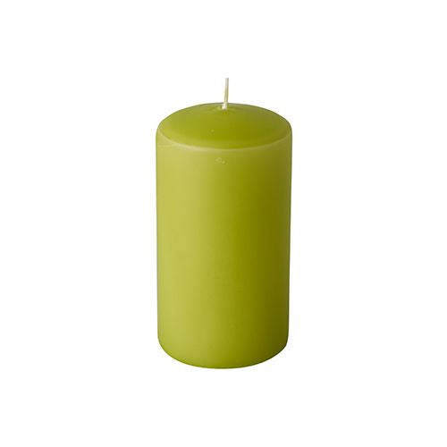 Sechs grüne Stumpenkerzen von Starpak (Ø 60 mm, 115 mm hoch) aus hochwertigem Wachs mit langer Brenndauer, zylindrischer Form und weißem Docht stehen aufrecht vor weißem Hintergrund.