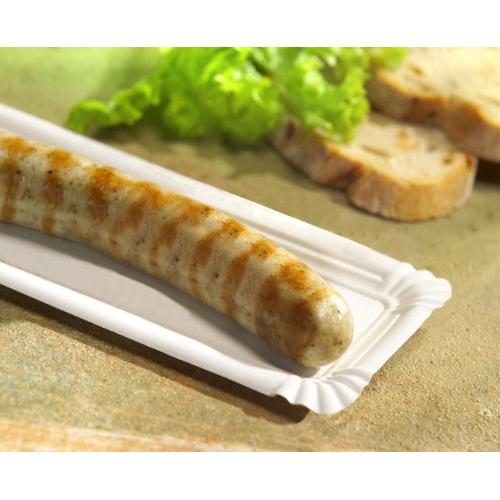 Eine gegrillte Wurst auf einem PAPSTAR 250 Teller, Pappe "pure" eckig weiß von PAPSTAR GmbH, mit Brotscheiben und grünem Salat im Hintergrund auf einer hellen Fläche.