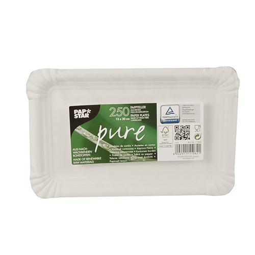 Eine Packung mit 250 weißen rechteckigen PAPSTAR 250 Tellern, Pappe "pure" eckig weiß der PAPSTAR GmbH, hergestellt aus Frischfaserkarton und mit Umweltzertifizierungen versehen, wird in einer Verpackung mit der Aufschrift "PAPSTAR pure" gezeigt.