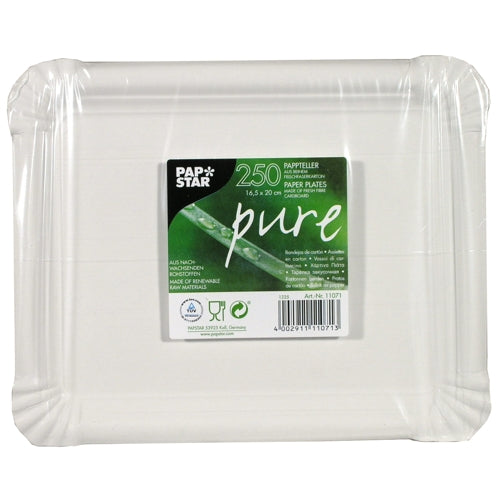 Ein Stapel von 250 weißen, rechteckigen PAPSTAR "pure" Tellern der PAPSTAR GmbH, hergestellt aus umweltfreundlichem Frischfaserkarton, kompostierbar und verpackt in einer grün-weißen Verpackung.