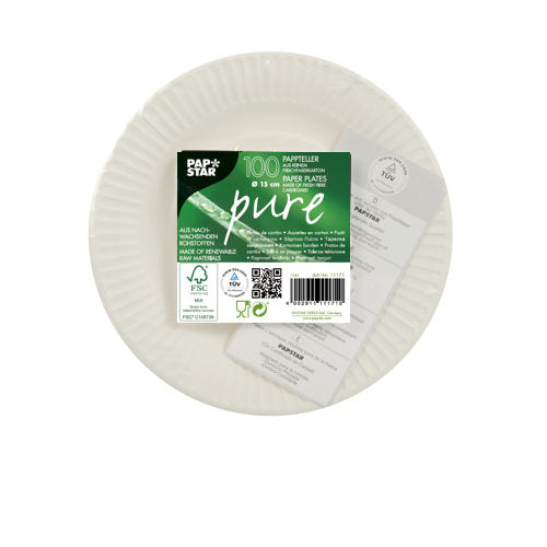 Ein runder weißer PAPSTAR 100 Teller, Pappe "pure" rund der PAPSTAR GmbH mit einem grün-weiß-schwarzen Mittellabel, FSC-zertifiziert, 18 cm Durchmesser und enthält 100 nachhaltige Pappteller.