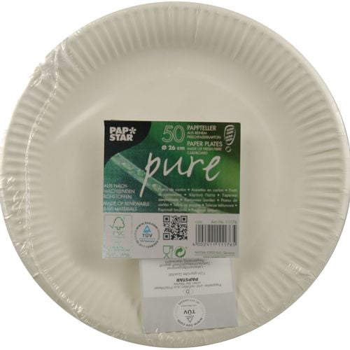 50 Stück PAPSTAR Pappteller rund "pure" Ø 26 cm, extra stabil, weiß aus Frischfaserpappe. Verpackt in transparenter Schrumpffolie mit grünem Etikett mit Produktinformationen und Zertifizierungen. Marke: PAPSTAR GmbH.