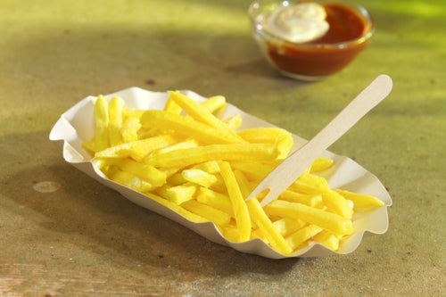 Ein ovales weißes Tablett der PAPSTAR GmbH 250 Schalen, Pappe "pure" mit gelben Pommes frites und einer Holzgabel auf einem Tisch, im Hintergrund ein Schälchen mit brauner Dip-Sauce mit Mayonnaise.