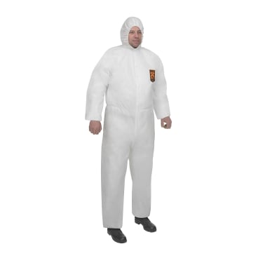 Ein Mann steht mit Blick nach vorne und trägt einen weißen KleenGuard® A30 Schutzanzug gegen Flüssigkeiten und Partikel mit Kapuze von Kimberly-Clark GmbH, schwarzen Schuhen und einem Ärmelaufnäher vor weißem Hintergrund.