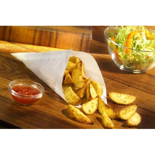 Eine PAPSTAR 1000 Spitztüte, Pergament-Ersatz, fettdichte Papiertüte der PAPSTAR GmbH, gefüllt mit gewürzten Kartoffelspalten, steht auf einer Holzfläche neben roter Dip-Sauce und einem grünen Salat mit Orangenscheiben im Hintergrund.