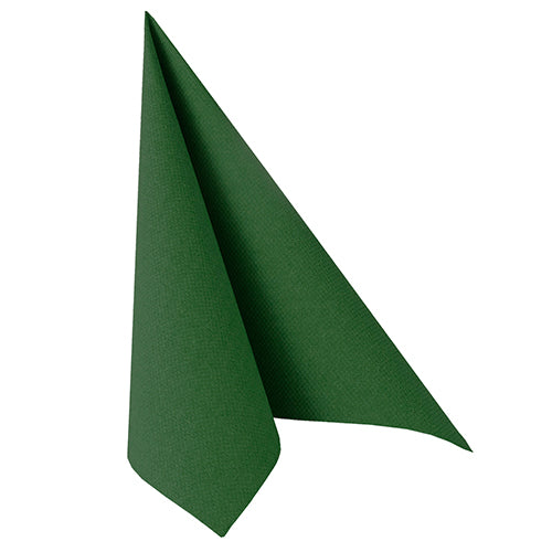 Die Serviette PAPSTAR GmbH 50 Servietten "ROYAL Collection" 1/4-Falz 40 x 40 cm grün ist elegant aufrecht in Dreiecksform gefaltet, perfekt für festliche Anlässe, und steht auf einem schlichten weißen Hintergrund.