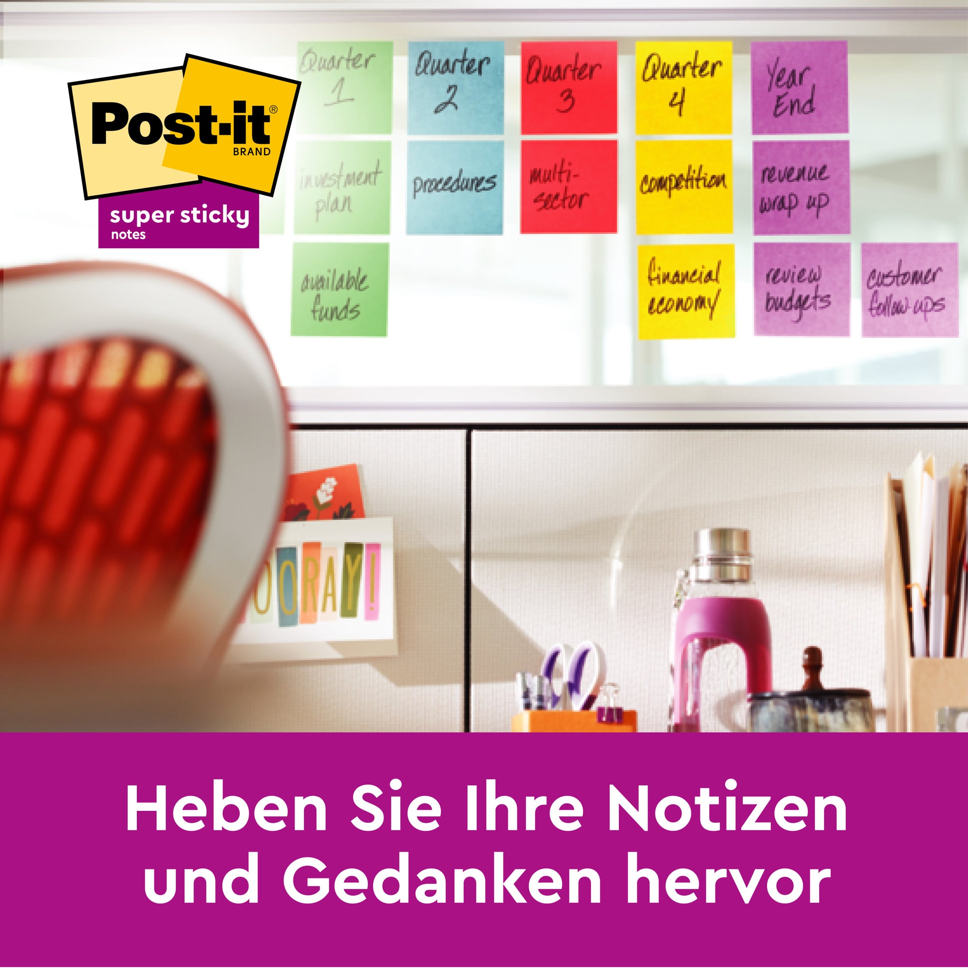 Eine Tafel zeigt Aufgaben für jedes Quartal auf bunten Post-it® Super Sticky Notes 6820S3 (76 x 76 mm, neongrün, neonpink, ultragelb, ultragrün, ultrapink) der 3M Deutschland GmbH, mit dem Post-it-Logo oben links und deutschem Text darunter.