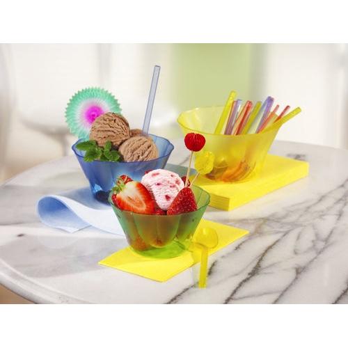 Zwei Starpak Eis- und Dessertschalen (500 ml, Ø 13 cm, orange) auf einem Marmortisch – eine mit Schokolade und Minze, die andere mit Erdbeere und Früchten. Im Hintergrund liegen bunte PS-Löffel auf einer gelben Serviette.