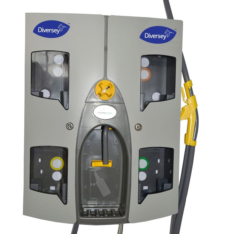 Die Quattro Select Uni AirGap Dosierstation von Diversey Deutschland GmbH & Co. OHG ist ein graues Wandgerät für bis zu 4 Produkte, mit vier sichtbaren Fächern, durchsichtigen Platten, angebrachten Schläuchen, kompaktem Design, Drehknopf und Hebel.