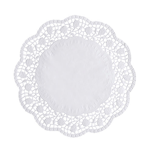 Die PAPSTAR 100 Tortenspitzen rund, weiß von PAPSTAR GmbH bestehen aus FSC-zertifiziertem Papier, haben ein solides Zentrum und ein filigranes, blumenartiges Muster am gewellten Rand.