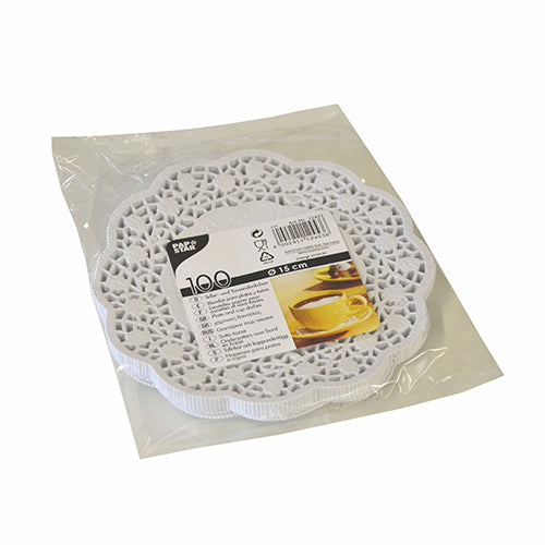 Eine Klarsichtverpackung der PAPSTAR GmbH enthält 100 weiße, runde Papierdeckchen (Ø 15 cm), FSC-zertifiziert, mit Spitzenmuster – ideal als nachhaltige Tischdekoration. Das Etikett zeigt eine Tasse Tee und Produktinformationen in mehreren Sprachen.