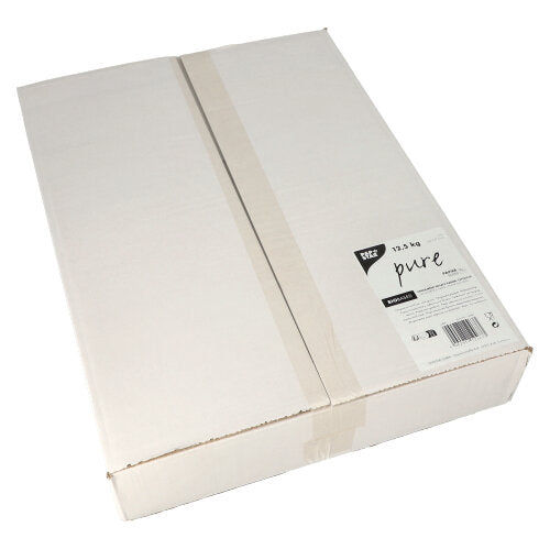 Ein versiegelter, schlichter, weißer Karton der PAPSTAR GmbH enthält 12,5 kg „reinen“ weißen Pergament-Ersatz, eine biologisch abbaubare, fettdichte Papieralternative. Ein Etikett auf der einen Seite kennzeichnet den Inhalt.