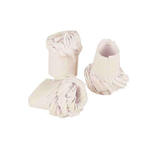 Auf weißem Grund sind drei weiße PAPSTAR Geflügelmanschetten (Ø 1,8 cm, 4,5 cm) aus der 100er-Box der PAPSTAR GmbH abgebildet, sie haben gefranste Ränder und eignen sich ideal zum Präsentieren von Geflügelgerichten.