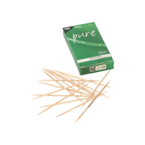 Auf weißem Hintergrund ist eine grüne PAPSTAR „pure“-Box mit 100 Holz-Zahnstocher rund (8 cm) der PAPSTAR GmbH neben verstreuten Holzzahnstochern in einer umweltfreundlichen Kartonverpackung abgebildet.