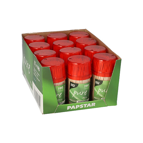 In einem grünen Kartondisplay befinden sich 12 Gewürzstreuer „Papstar Pure“ mit rotem Deckel und grünem Etikett, perfekt kombinierbar mit den Zahnstochern Holz „pure“ rund 6,5 cm im Spender (190 Stück) der PAPSTAR GmbH oder anderen umweltfreundlichen Holzprodukten.