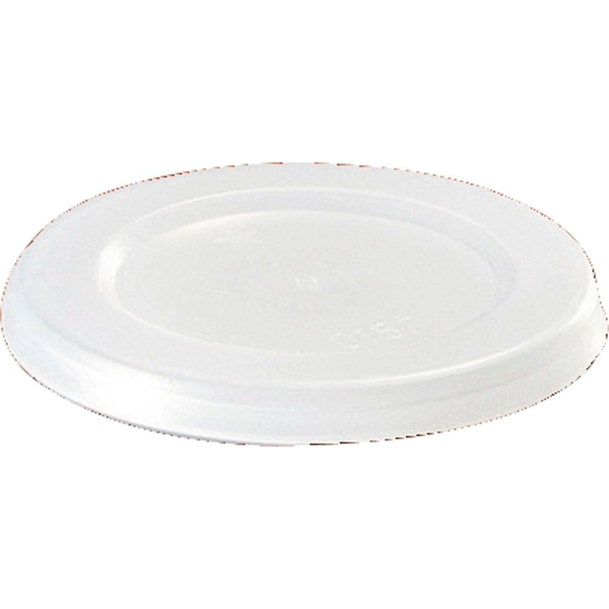 Ein transparenter PS-Deckel für 111267 von Duni GmbH (50x50x5 mm) ist schräg vor einem schlichten Hintergrund abgebildet. Der weiße Kunststoffdeckel hat einen leicht erhöhten Rand und einen dezenten Mittelsteg. Packung: 2400 Stück.