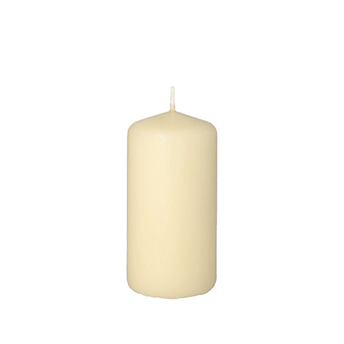 Die Starpak Stumpenkerze mit extra langer Brenndauer, Ø 50 mm, 100 mm, ist eine unbeleuchtete elfenbeinfarbene Stumpenkerze mit glatter zylindrischer Form und sichtbarem Docht, abgebildet vor einem schlichten weißen Hintergrund – ideal für langanhaltende Atmosphäre.