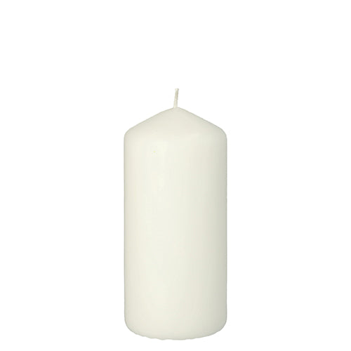 Die Starpak Stumpenkerze mit extra langer Brenndauer (Ø 60 mm, 130 mm) in schlichtem Weiß steht unangezündet und mit Docht vor weißem Hintergrund – perfekt für stilvolle Akzente und anhaltendes Licht.